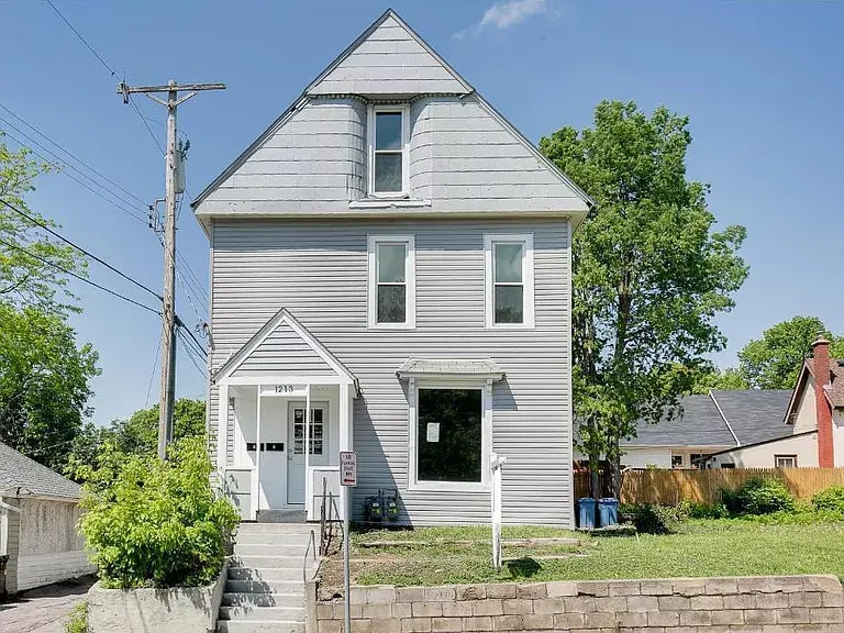 Primary Photo - 1213 NE Lowry Ave