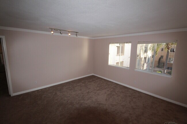 Building Photo - 2 Bedroom Upgraded Condo Close to UCSD