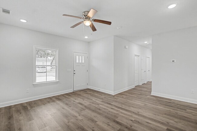 Foto del edificio - 205 Bagley Ave