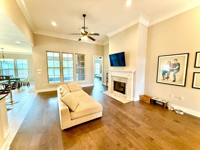 Foto del edificio - Desirable 4-Bedroom Home Overlooking Lake ...