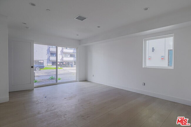 Foto del edificio - 11816 Gilmore St