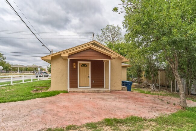 Foto del edificio - For Lease – 2 Bedroom, 1 Bath Corner Home in Kerrville, TX
