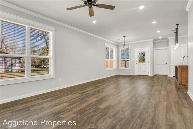 Building Photo - 3 br, 2 bath House - 2611 Southside Drive