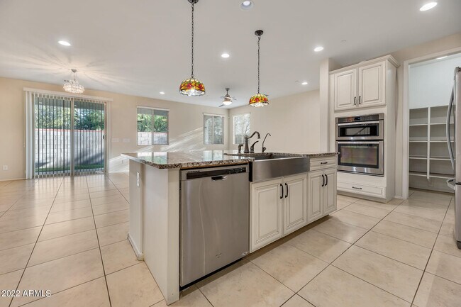 Building Photo - 4625 E Beck Ln