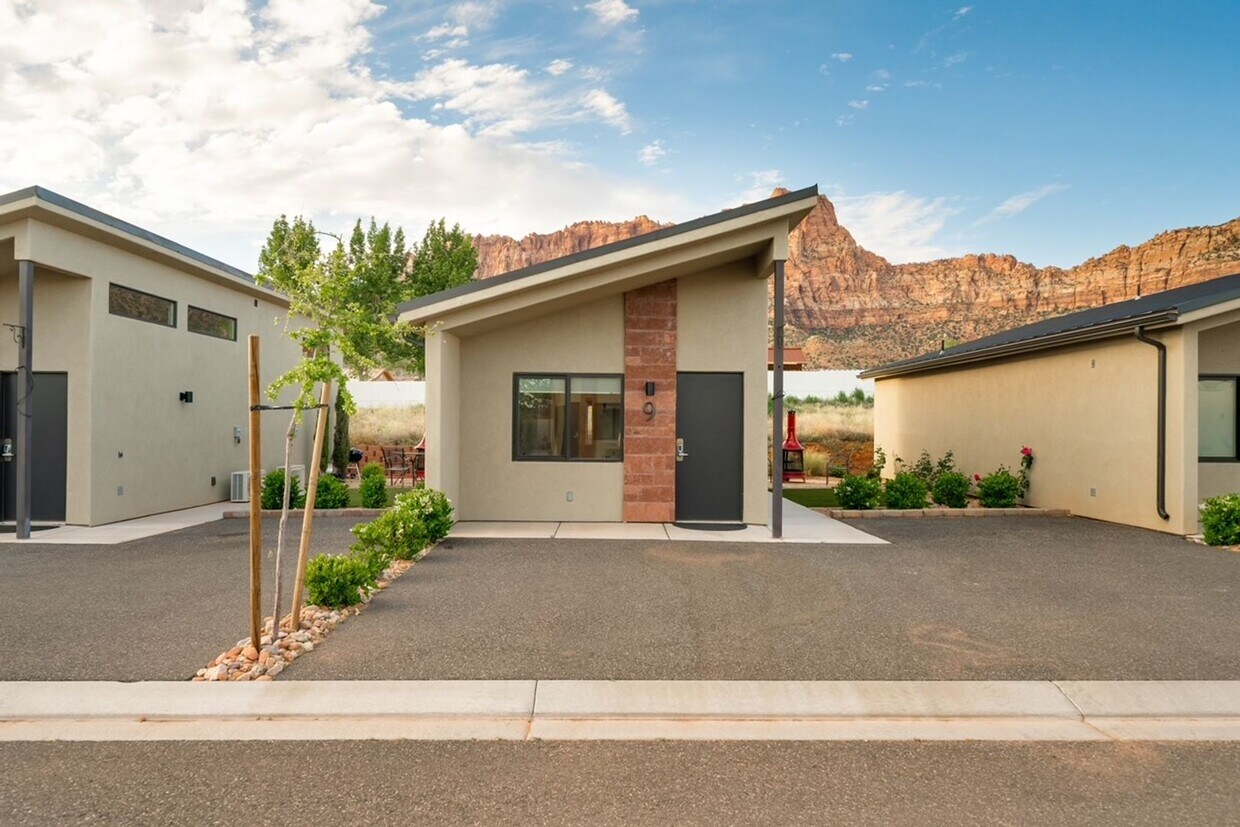 Primary Photo - Hilldale Home!