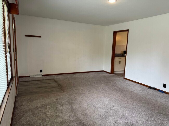 Building Photo - 691 W Fairway Ln
