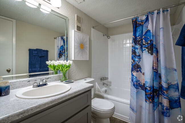 2BR, 2BA - 917SF - Woodlake Meadows