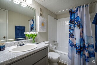 2BR, 2BA - 917SF - Woodlake Meadows