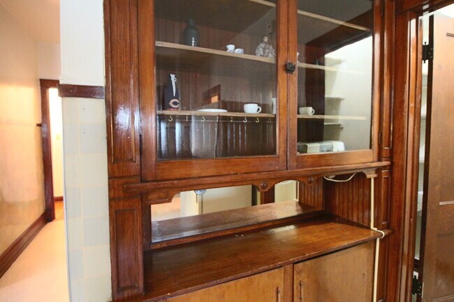 beautiful built-in hutch - 3848 N Damen Ave