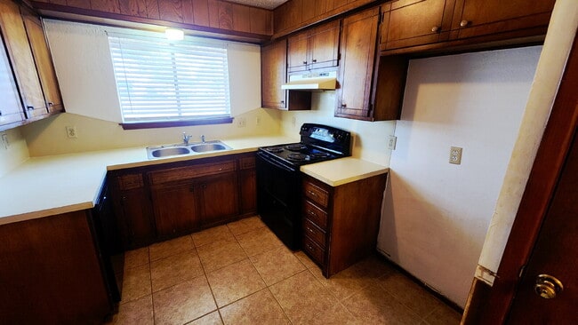 Building Photo - Centrally Located/ Convenient to Major Tho...