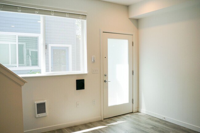 Foto del edificio - Modern & Sleek One-Bedroom Townhouse Ready...