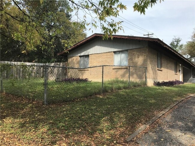 Building Photo - 1706 Brittany Blvd