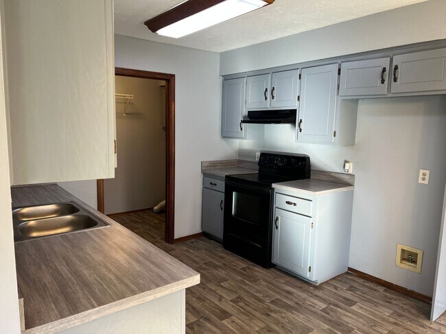 Building Photo - AVAILABLE NOW! Walking Distance to Silver Springs Park