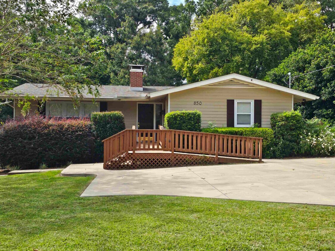 Primary Photo - 850 Brookwood Dr