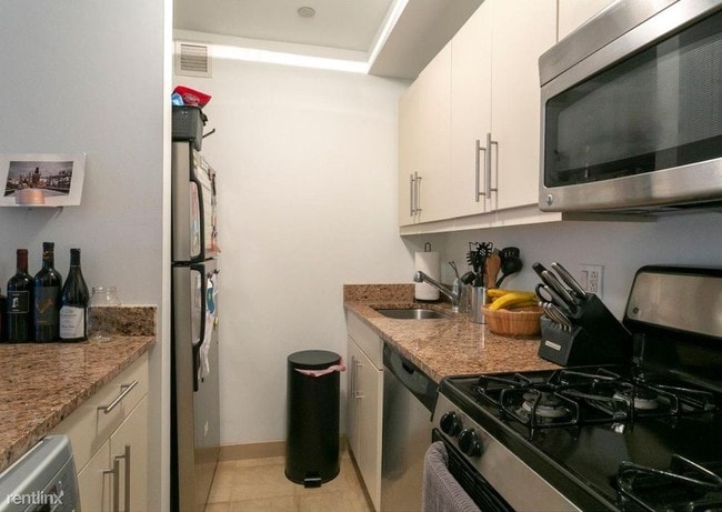 Building Photo - 1 br, 1 bath Condo - 219 S 18th St # 29