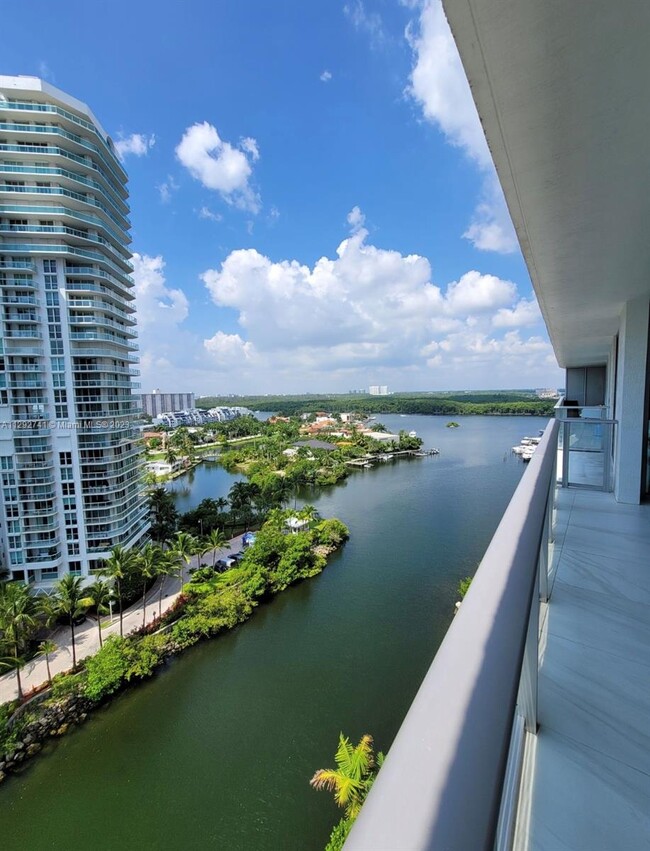 Foto del edificio - 300 Sunny Isles Blvd