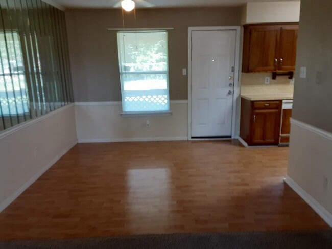 eat in kitchen area - 3324 Dorothy Ln