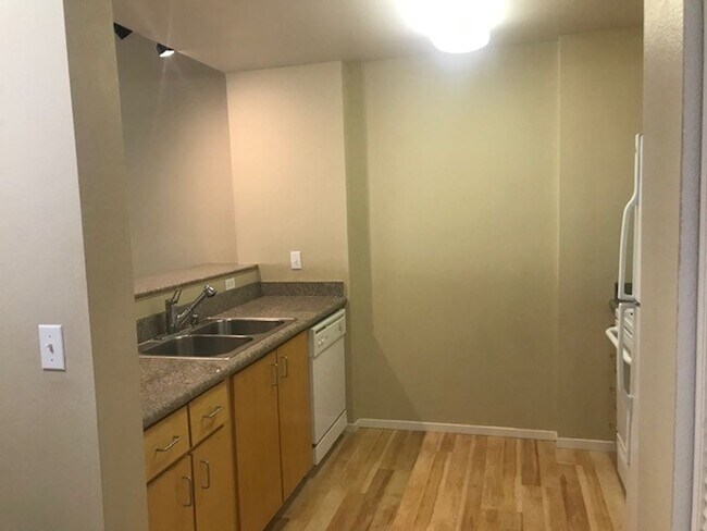 Foto del edificio - GROUND LEVEL 1 BR, 1 BA WHEEL CHAIR ACCESSIBLE UNIT!
