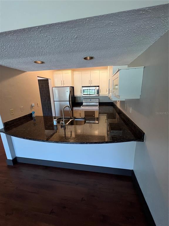 Foto del edificio - 808 Pinewood Ct