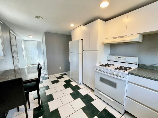 Building Photo - 64 Aetna St