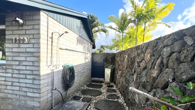 Building Photo - AVAILABLE NOW! 3 BED/2 BATH HOME IN KAILUA W/2 CAR CARPORT, YARD, POOL AND CLOSE TO BEACH!!