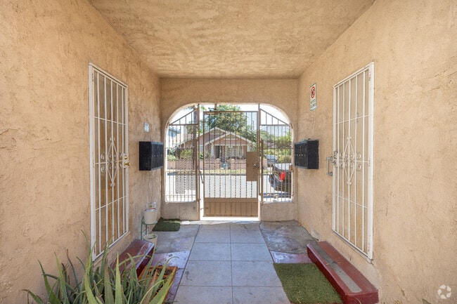 Área de entrada/correo - 1935 Myrtle Ave.