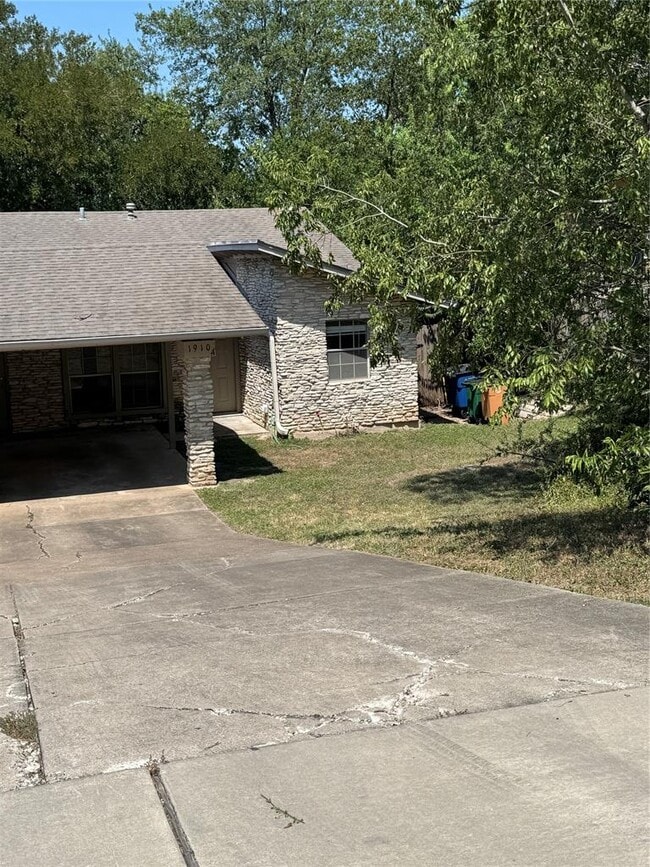 Building Photo - 1910 Westridge Dr