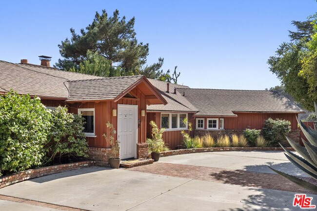 Building Photo - 3050 Runyon Canyon Rd