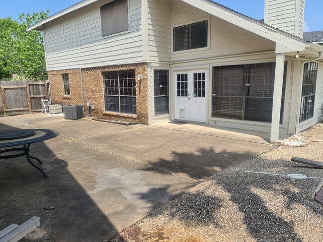 Building Photo - 3131 Meadway Dr