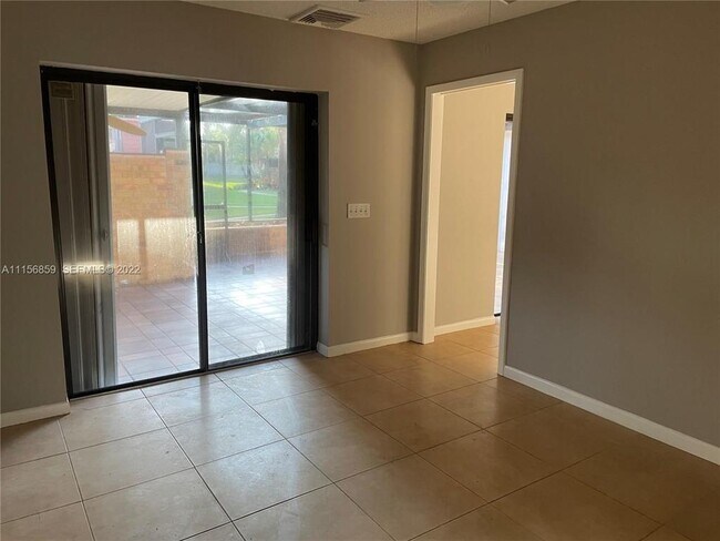 Foto del edificio - 4648 Suburban Pines Dr