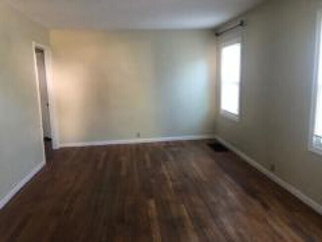 Building Photo - 3 Bedroom Cape Cod Home in Fairborn w/Deta...