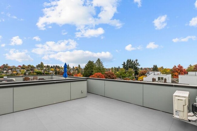 Building Photo - Stunning Ultra-Modern Central District Tow...