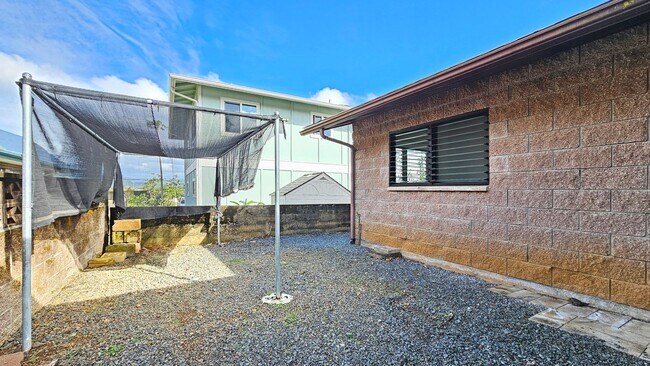 Building Photo - Single level 3 bedroom, 1 1/2 bath with en...
