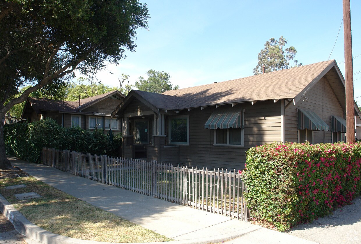 Foto del edificio - 602 E Santa Paula St