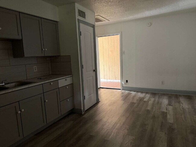 Foto del edificio - Gorgeous and Affordable 1 Bed/1 Bath, Clos...