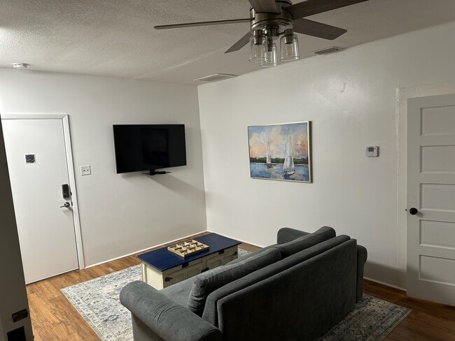 Foto del edificio - 200 Live Oak St
