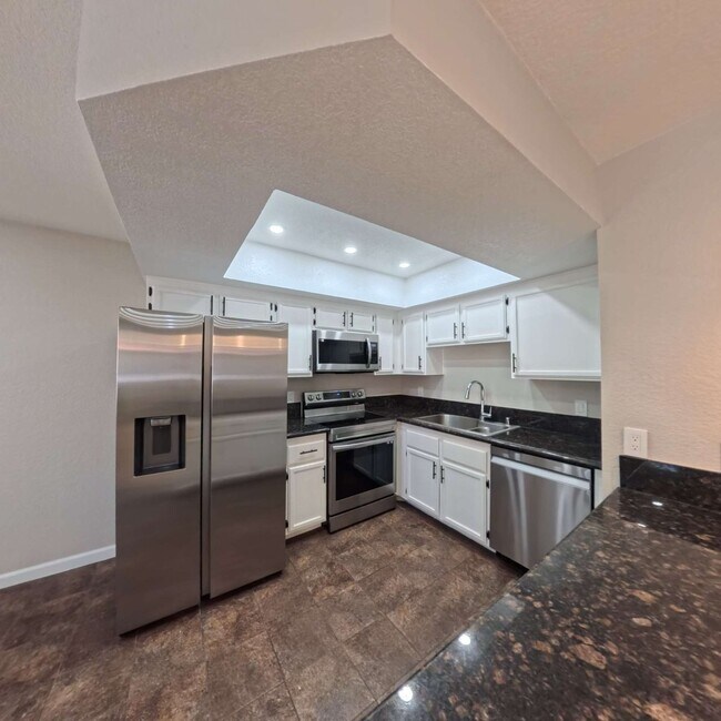 Foto del edificio - Stunning 2-Bedroom Condo 2nd Floor at The Lakes!