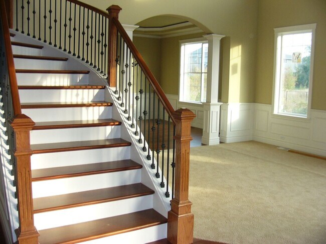 Building Photo - Stunning 2 story on Kent Easthill