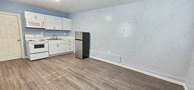 Building Photo - Studio available