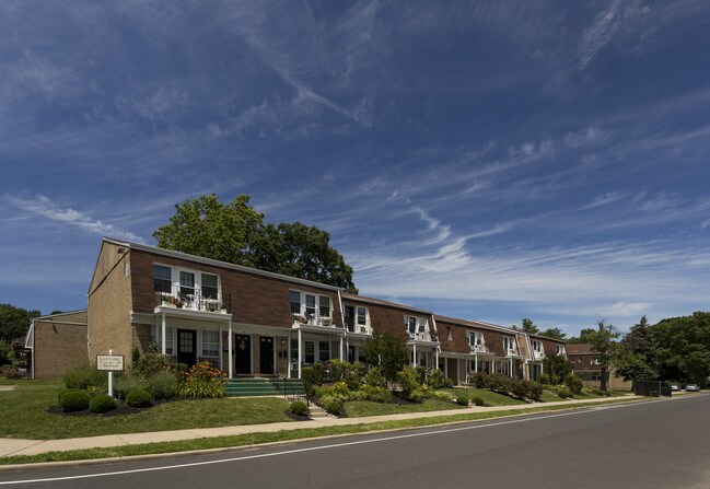 Foto del edificio - Lawnside/Evesham Court Apartments