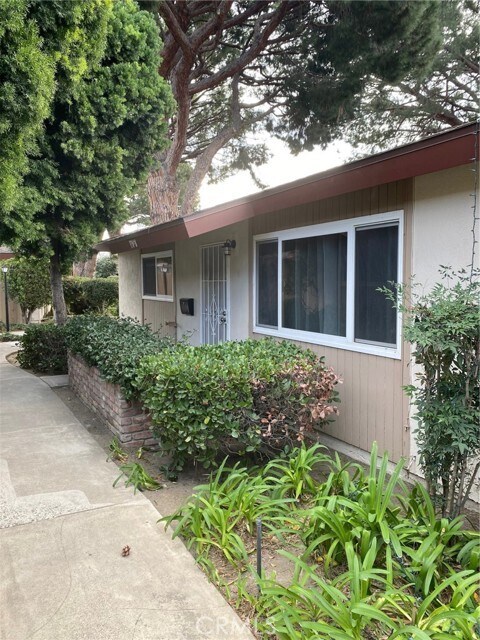 Foto principal - 17898 Irvine Blvd
