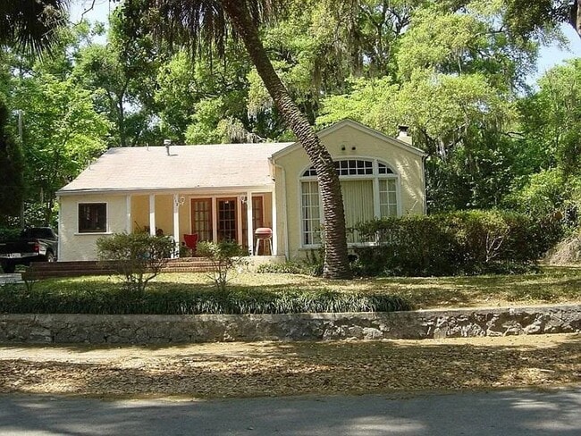 2-bed, 1-bath house near University of Florida campus - 2-bed, 1-bath house near University of Florida campus