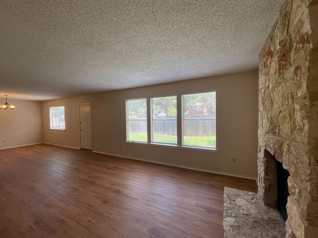 Foto del edificio - EXEMPLARY ROUND ROCK ISD - NO CARPET - FAN...