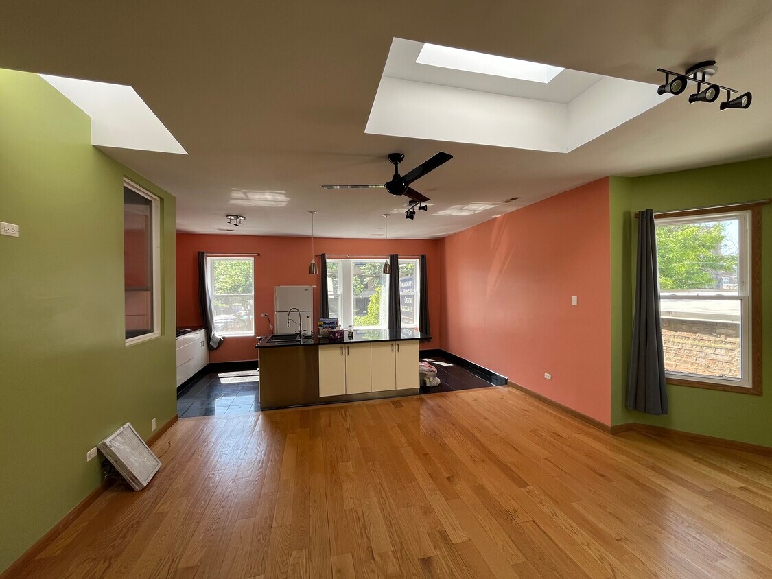 Foto principal - 5449 N Broadway St