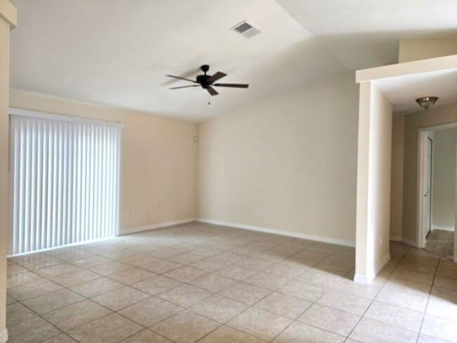 Building Photo - 3/2 Fenced Pet Friendly Home