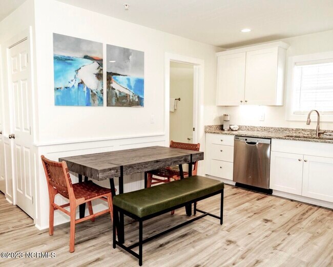 Foto del edificio - 605 N Topsail Dr