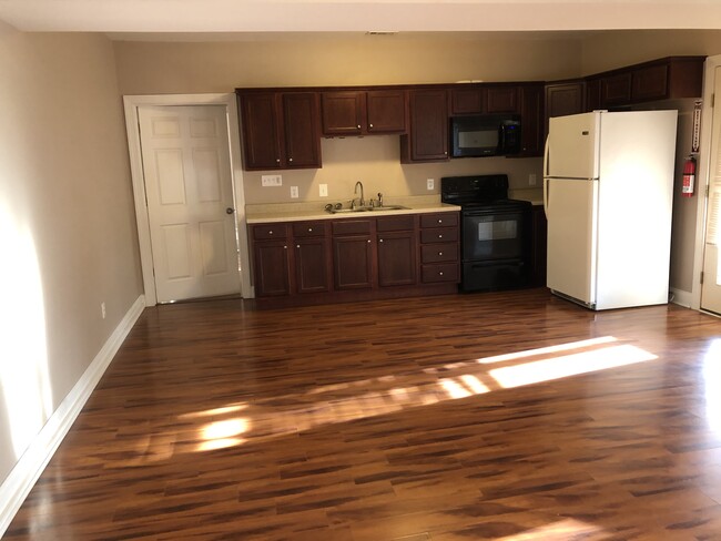 Kitchen area - 4149 New London Rd