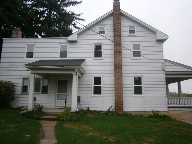 Building Photo - Large Farm House in Red Lion PA