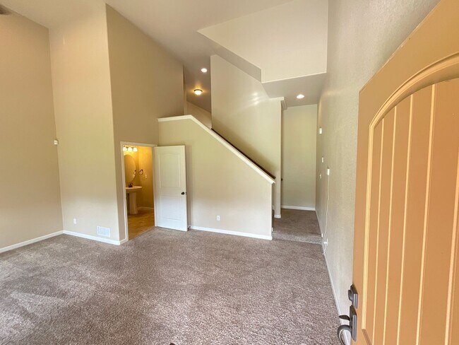 Building Photo - 3 Bedroom Townhome Available Near Dublin B...