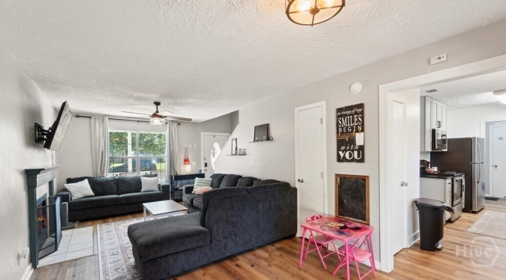 Foto principal - 520 Falcon Dr